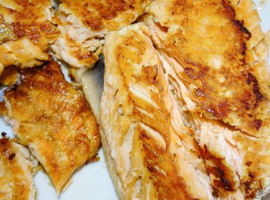 Tabakta kızarmış somon.