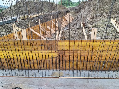 Beton bir çitin inşasının başlangıcı