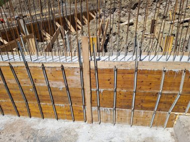 Beton bir çitin inşasının başlangıcı