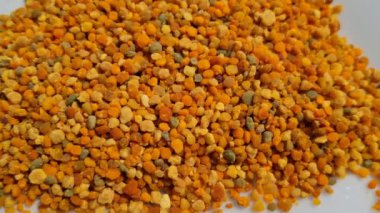 Çiğ arı poleni yığını. Arı poleniyle video