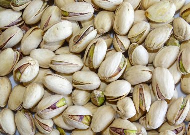 Kabuklu fıstık yığını.