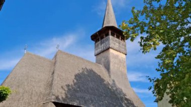 Romanya 'nın Baia Mare kentindeki ahşap ortodoks kilisesinin videosu. 4K
