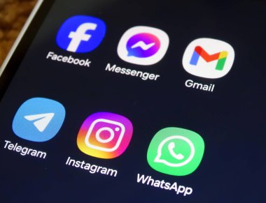 Baia Mare, Romanya - 25 Ağustos 2024: Akıllı telefon ekranında sosyal medya simgeleri