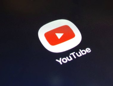 Baia Mare, Romanya - 25 Ağustos 2024: Akıllı telefon ekranında Youtube simgesi