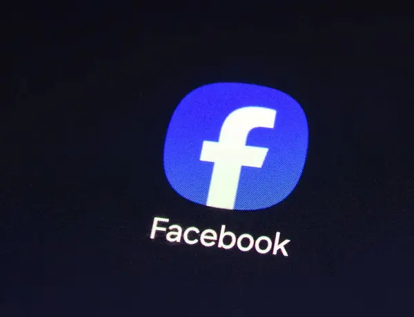 Baia Mare, Romanya - 25 Ağustos 2024: Akıllı telefon ekranında Facebook simgesi