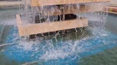 Romanya 'nın Baia Mare kentindeki bir artezyen çeşmesinin videosu. 4K