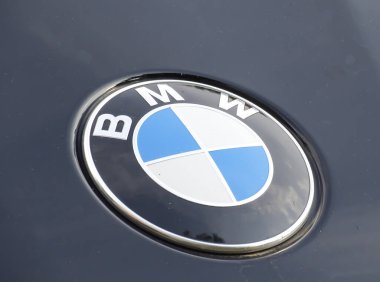 Baia Mare, Romanya - 29 Ağustos 2024: Arabanın üzerinde BMW logosu