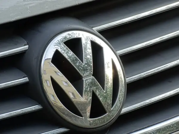 Baia Mare, Romanya - 29 Ağustos 2024: Bir arabanın üzerinde Volkswagen logosu