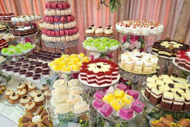 Düğünde farklı çeşit kekleri olan çikolatalar.