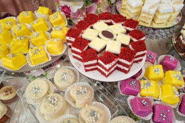 Düğünde farklı çeşit kekleri olan çikolatalar.