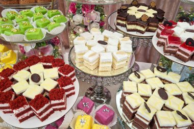 Düğünde farklı çeşit kekleri olan çikolatalar.