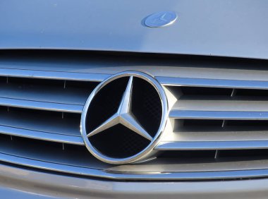 Baia Mare, Romanya - Eylül 04 2024: Mercedes logosu