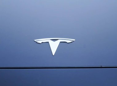Baia Mare, Romanya - Eylül 04 2024: Arabanın üzerindeki Tesla logosu