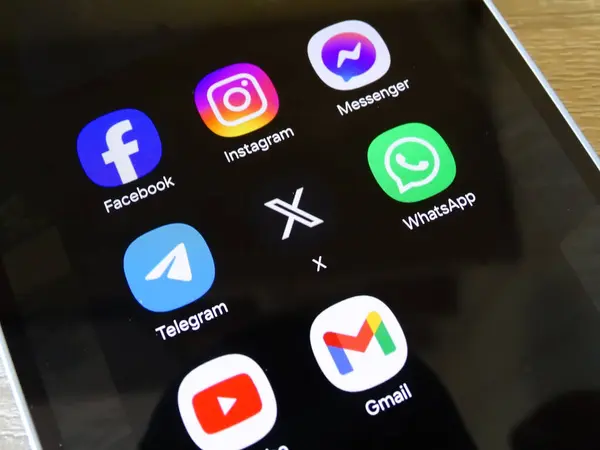 Baia Mare, Romanya - Eylül 04 2024: Akıllı telefon ekranındaki sosyal medya simgesi uygulamaları: Facebook, Instagram, Messenger, Telegram, X, WhatsApp, Youtube, Gmail