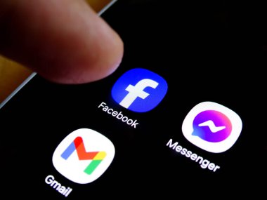 Baia Mare, Romanya - 07 Eylül 2024: Facebook, Messenger ve Gmail simgeleri akıllı telefon ekranında