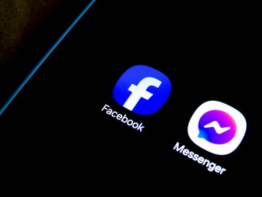 Baia Mare, Romanya - 07 Eylül 2024: Akıllı telefon ekranında Facebook ve Messenger simgeleri