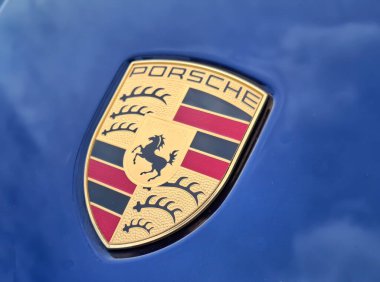 Baia Mare, Romanya - 15 Eylül 2024: Arabadaki Porsche logosu