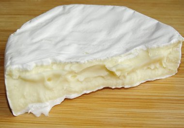 ahşap arka planda camembert peyniri