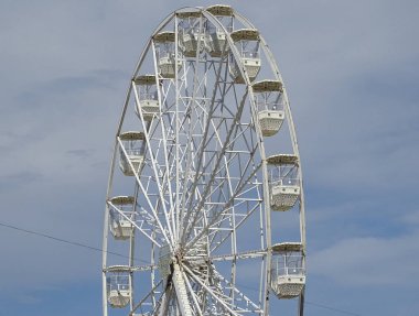 Romanya 'da kulübesi olan büyük dönme dolap.