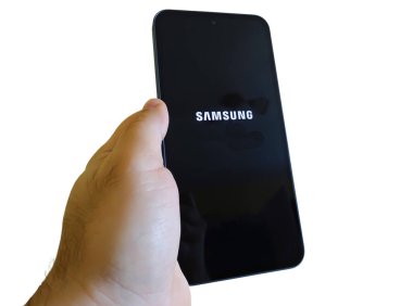 Baia Mare, Romanya - 26 Kasım 2024: Samsung akıllı telefonu olan bir kişi var. Samsung