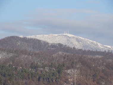 Romanya 'nın Maramures ilçesindeki Ignis Dağı Tepesi' nde kar yağıyor. Burada bir hava radar istasyonu var.