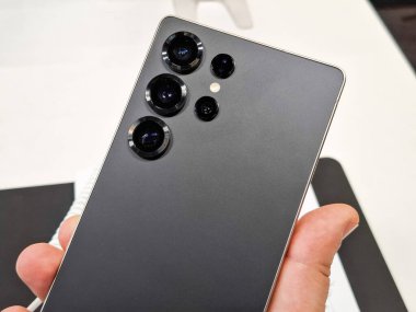 Baia Mare, Romanya - 24 Ocak 2025: Samsung Galaksisi S25 Ultra akıllı telefonu bir kişi elinde tutuyor