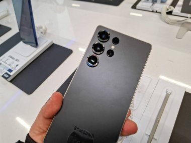 Baia Mare, Romanya - 24 Ocak 2025: Samsung Galaksisi S25 Ultra akıllı telefonu bir kişi elinde tutuyor