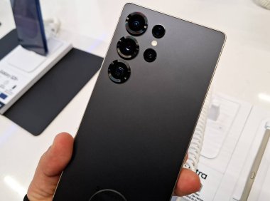 Baia Mare, Romanya - 24 Ocak 2025: Samsung Galaksisi S25 Ultra akıllı telefonu bir kişi elinde tutuyor