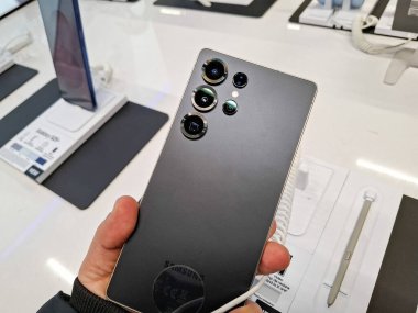 Baia Mare, Romanya - 24 Ocak 2025: Samsung Galaksisi S25 Ultra akıllı telefonu bir kişi elinde tutuyor