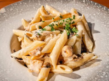 tavuklu ve mantarlı makarna