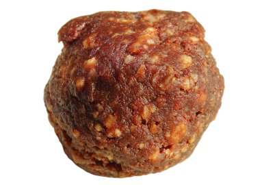 İçinde tarihler, fındıklı kek, kaju çekirdeği ve diğer malzemeler olan kakao topu.