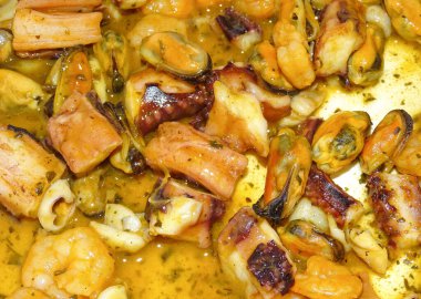 Karışık deniz ürünleri (midyeler, mürekkep balığı dokunaçları, karidesler))