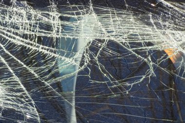 Bir arabanın hasarlı ön camı.