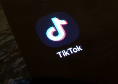 Baia Mare, Romanya - 01 Şubat 2025: Akıllı telefon ekranında TikTok simgesi