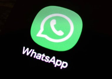 Baia Mare, Romanya - 01 Şubat 2025: Akıllı telefon ekranında WhatsApp simgesi