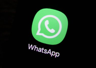 Baia Mare, Romanya - 01 Şubat 2025: Akıllı telefon ekranında WhatsApp simgesi