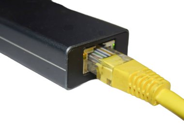 Çok işlevli bir USB-C Hub istasyonuna bağlı internet kablosu, ethernet