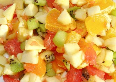 Elma, portakal, kivi, greyfurt ve muzlu meyve salatası.