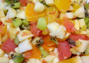 Elma, portakal, kivi, greyfurt ve muzlu meyve salatası.