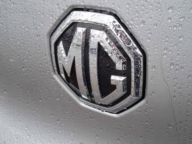 Baia Mare, Romanya - 28 Şubat 2025: Bir arabanın üzerinde MG logosu