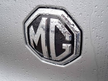 Baia Mare, Romanya - 28 Şubat 2025: Bir arabanın üzerinde MG logosu