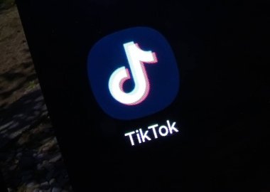 Baia Mare, Romanya - 01 Şubat 2025: Akıllı telefon ekranında TikTok simgesi