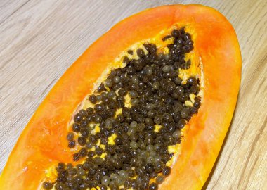 Ahşap arka planda papaya meyvesi
