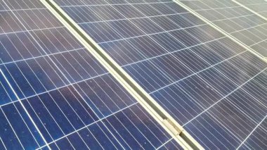Güneş panelleri olan video. Alternatif temiz yeşil enerji kavramı. 4K
