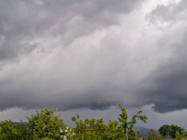 Romanya 'da kara fırtınalı bulutlar