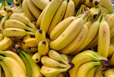 Satılık muz yığını