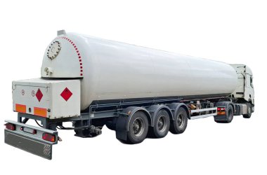 Beyaz arkaplanda izole edilmiş sarnıç yüklü kamyon