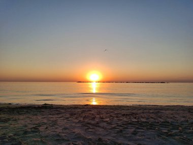 Temmuz 'da Karadeniz' de gün doğumu, Mamaia, Constanta 'da. Romanya