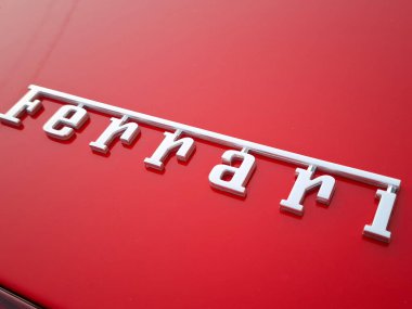 Constanta, Romanya - 03 Temmuz 2025: Ferrari kelimesi kırmızı bir arabaya kazındı