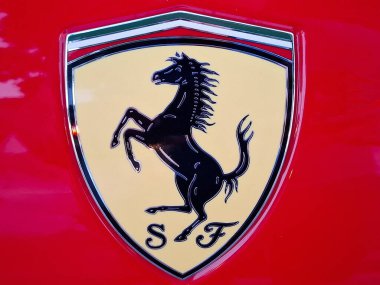 Constanta, Romanya - 03 Temmuz 2025: Kırmızı bir arabanın üzerindeki Ferrari logosu